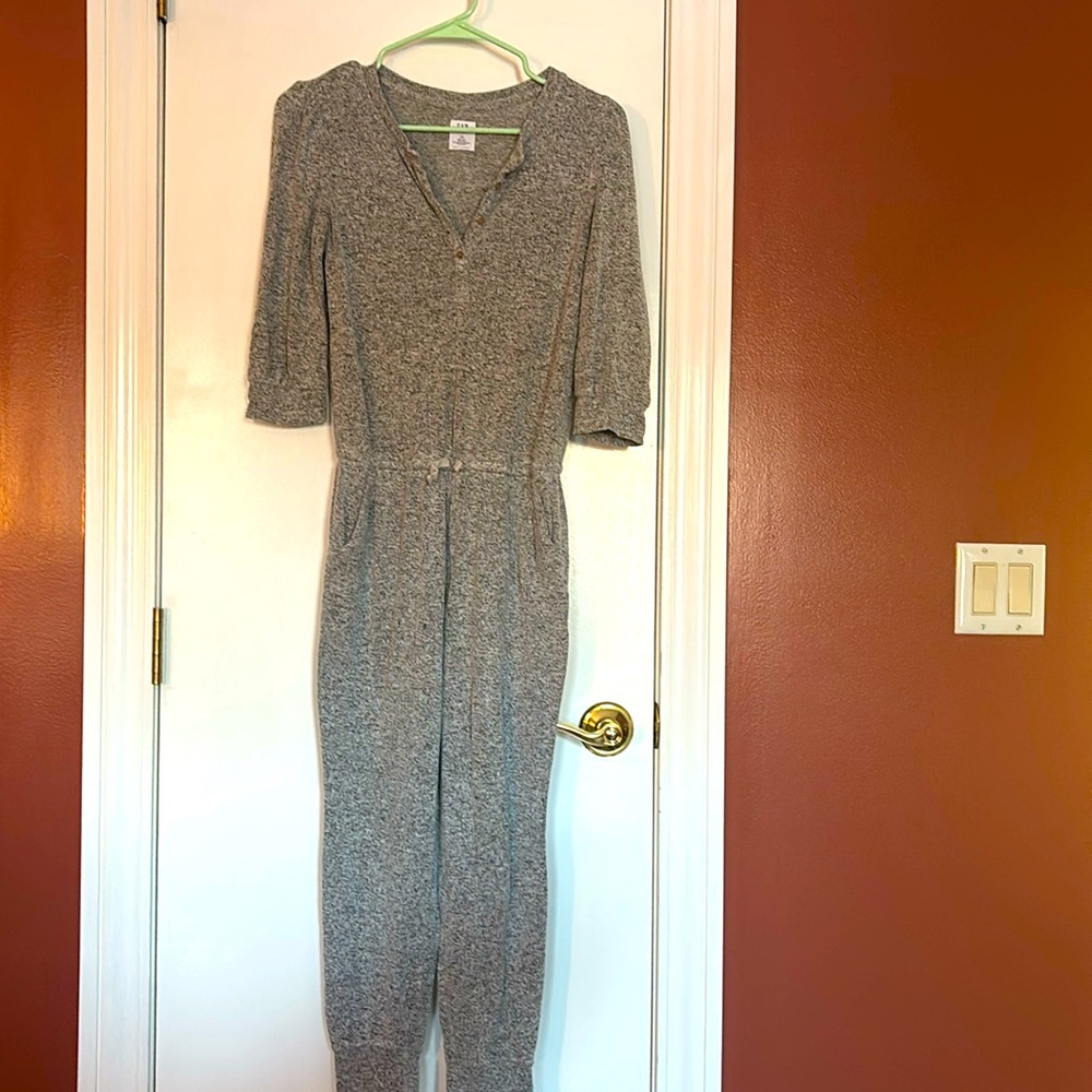Gap kids jumpsuit. short sleeve button up with pants. Includes pockets.
